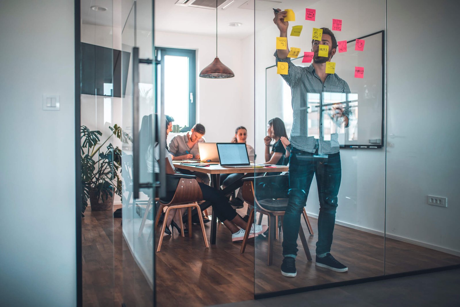 Colaboradores utilizando impressoras gerenciadas em ambiente empresarial moderno